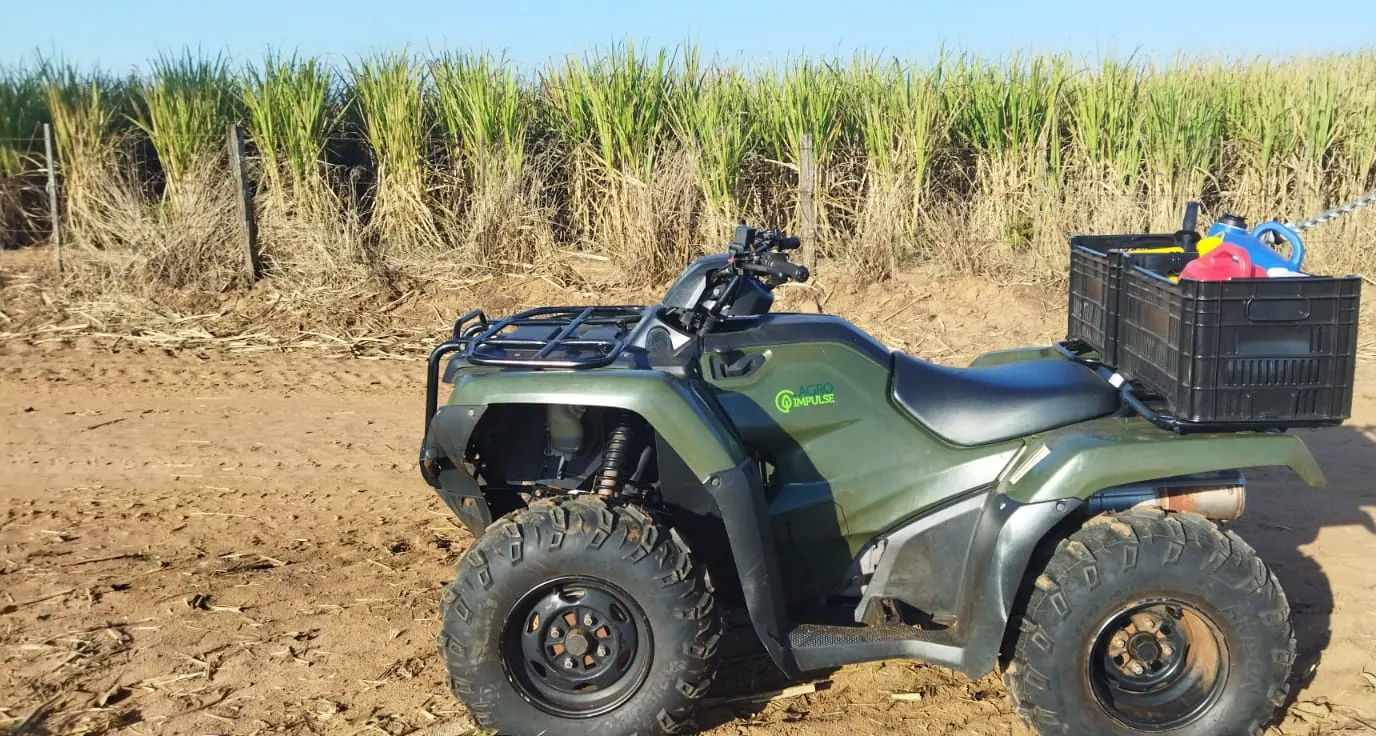 Quadriciclo da Agroimpulse ao lado de um canavial