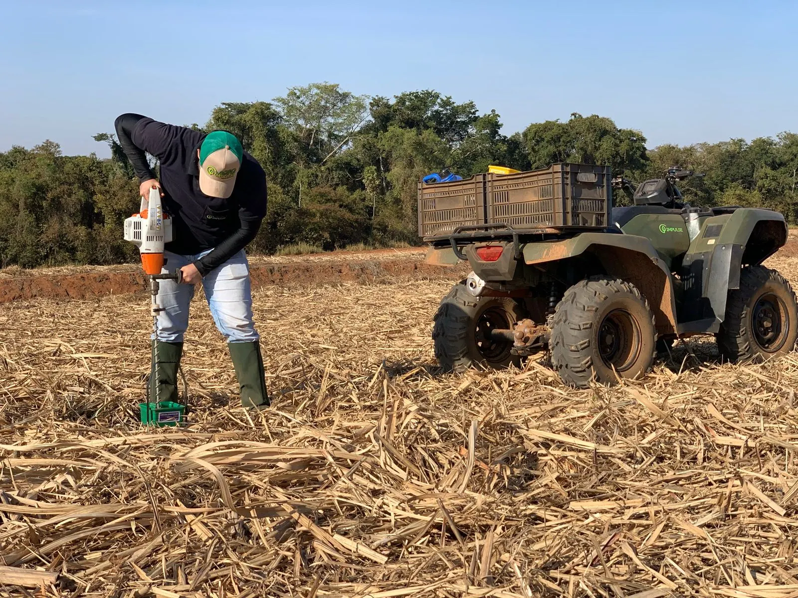 Coleta de solo com trado motorizado